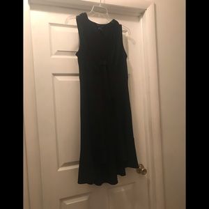 Black sleeveless vneck dress.